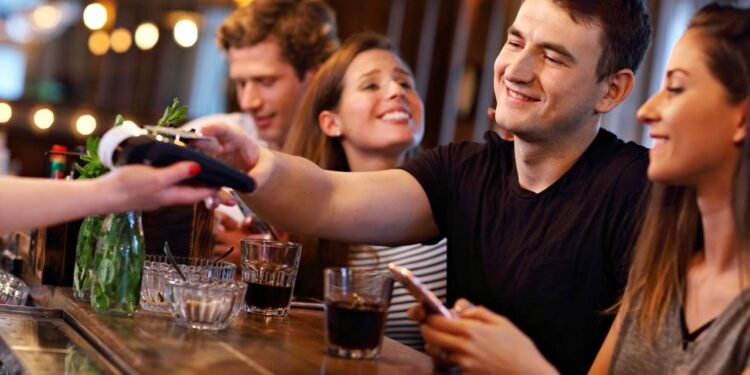 Conheça os apps que facilitam na hora de pagar a conta em grupo