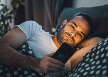 Celular antes de dormir faz mal? Veja o que dizem os especialistas