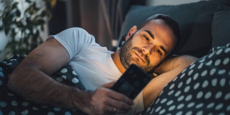Celular antes de dormir faz mal? Veja o que dizem os especialistas