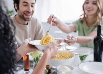Você levanta da mesa imediatamente após comer? Saiba o que isso revela sobre você