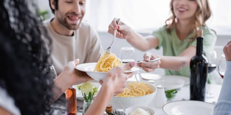 Você levanta da mesa imediatamente após comer? Saiba o que isso revela sobre você
