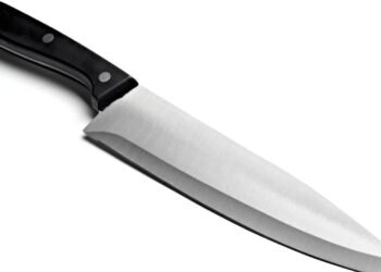 Conheça o truque com papel alumínio para afiar facas