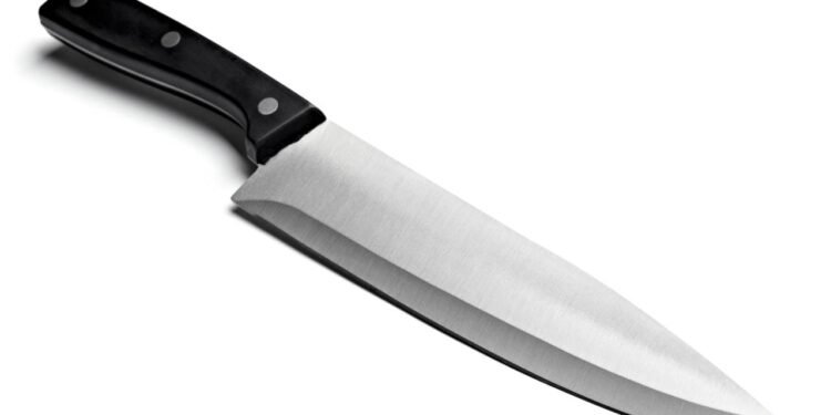 Conheça o truque com papel alumínio para afiar facas