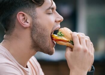 Hábitos alimentares: o que seu jeito de comer revela sobre sua saúde mental