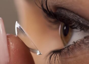 Guardar lentes em soro ou água traz sérios riscos à saúde ocular