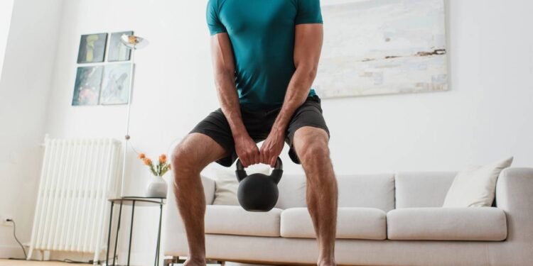 Treinar descalço faz bem? Veja prós e contras da prática