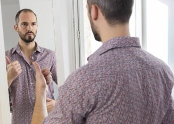 9 sinais de que você namora um narcisista e como se libertar