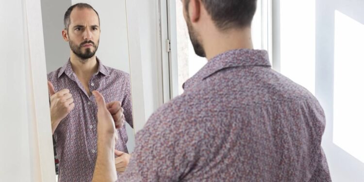 9 sinais de que você namora um narcisista e como se libertar