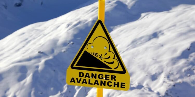 Homem sobrevive 60 dias preso em carro soterrado pela neve