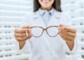 Por que sentimos tontura e sensação de desmaio ao usar óculos de grau pela primeira vez?