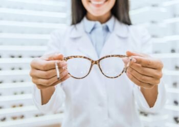 Por que sentimos tontura e sensação de desmaio ao usar óculos de grau pela primeira vez?