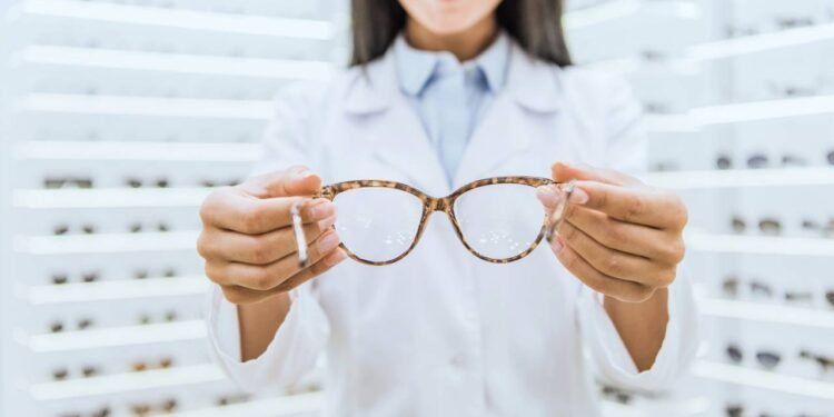 Por que sentimos tontura e sensação de desmaio ao usar óculos de grau pela primeira vez?