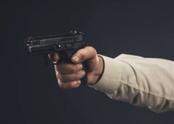 Por que as pessoas caem imediatamente ao serem atingidas por tiros?