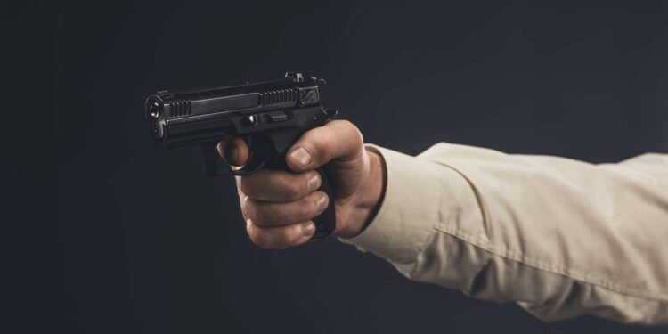 Por que as pessoas caem imediatamente ao serem atingidas por tiros?