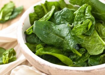 Afinal, o espinafre faz a pessoa ficar forte como nos desenhos animados?