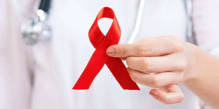 Homem fica 6 anos sem sinais do HIV após transplante, diz estudo