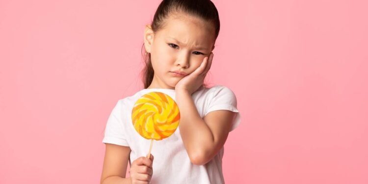 Como o açúcar favorece o aparecimento de cáries? Entenda