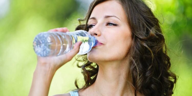 Os riscos da água engarrafada: microplásticos, químicos e bactérias