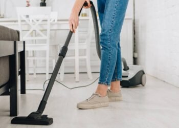 Saiba por que aspirar o pó é mais saudável do que varrer