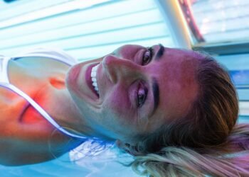 Os riscos do bronzeamento artificial e como modifica o DNA da pele