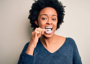 Escovar a língua ou só os dentes? A diferença no hálito ao longo do dia