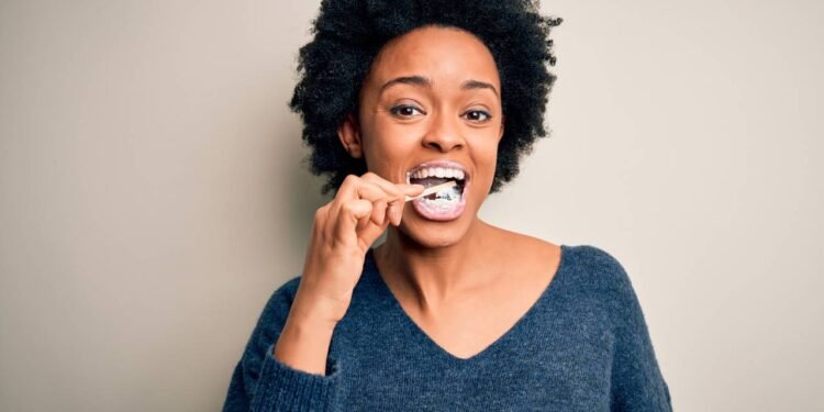 Escovar a língua ou só os dentes? A diferença no hálito ao longo do dia