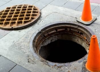 Por que a tampa dos bueiros é redonda? Motivo impressiona!