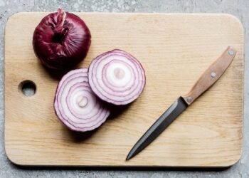 Corte a cebola desta forma e dê adeus às lágrimas e ardência