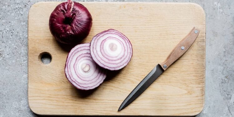 Corte a cebola desta forma e dê adeus às lágrimas e ardência