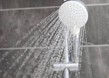 Afinal, o banho quente noturno ajuda a emagrecer? Descubra