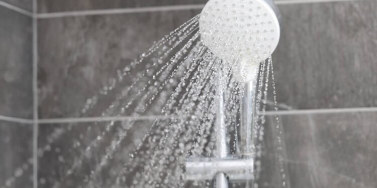 Afinal, o banho quente noturno ajuda a emagrecer? Descubra