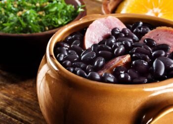 Feijoada faz mal? O que a ciência diz e como deixá-la mais saudável