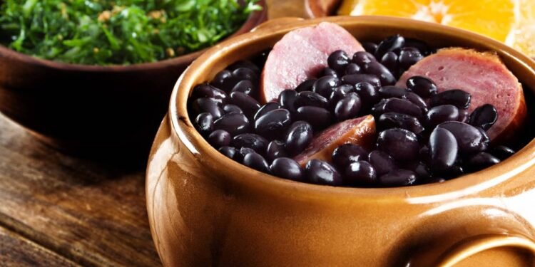 Feijoada faz mal? O que a ciência diz e como deixá-la mais saudável