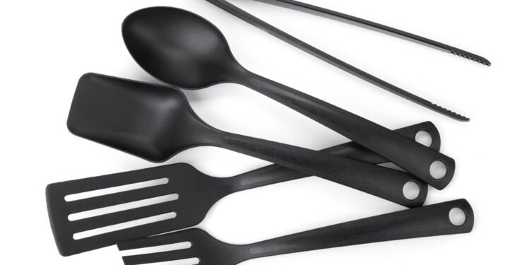 Utensílios de plástico preto na cozinha podem fazer mal a saúde; veja