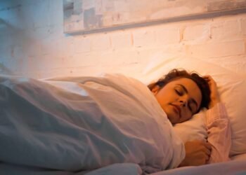 Dormir com o estômago vazio faz mal? Especialistas respondem