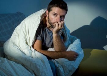 Ansiedade à noite: como acalmar o corpo antes de dormir