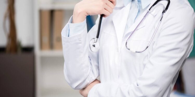 'Síndrome do jaleco branco': por que algumas pessoas têm a pressão alta só no consultório?