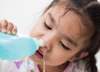 Lavar o nariz com soro fisiológico pode ajudar a prevenir gripes e alergias