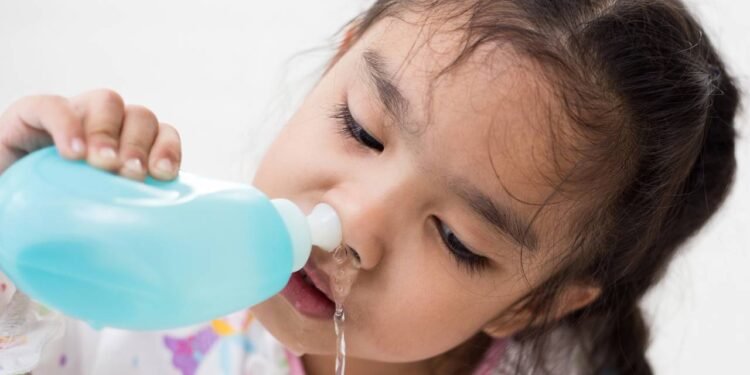 Lavar o nariz com soro fisiológico pode ajudar a prevenir gripes e alergias