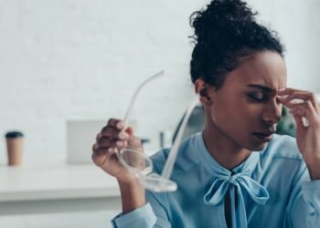 O que são as famosas 'moscas volantes' nos olhos? Descubra se é grave ou não