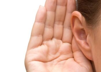 O zumbido no ouvido em silêncio total: quando é normal?