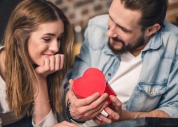 A ciência por trás do amor: quais hormônios fazem seu coração acelerar