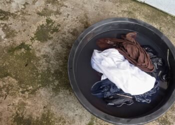 Como remover manchas amarelas de roupas brancas de forma simples e rápida