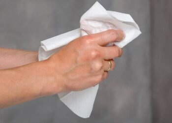 Qual a forma correta de secar as mãos para evitar germes: toalha de papel, ar quente ou toalha de pano?