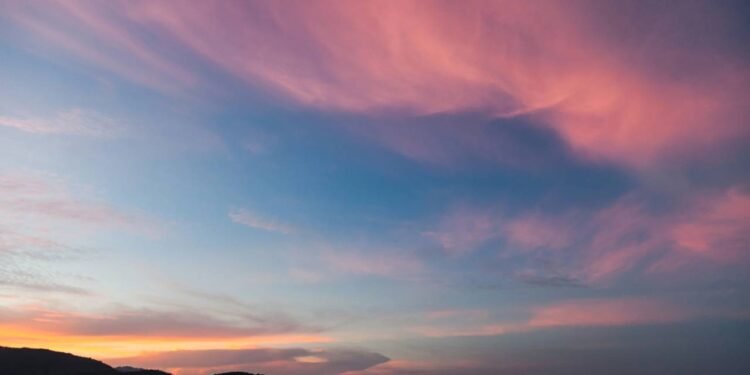 Por que o céu fica alaranjado/vermelho no pôr do sol? Descubra!