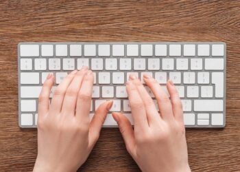 Por que as letras F e J do teclado têm um risco em relevo? Veja