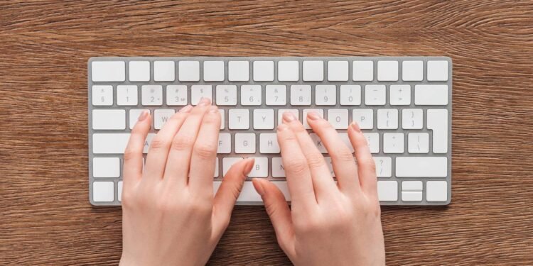 Por que as letras F e J do teclado têm um risco em relevo? Veja