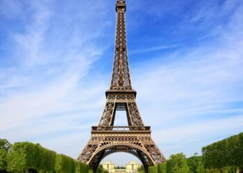 Por que a Torre Eiffel fica alguns centímetros mais alta no verão?