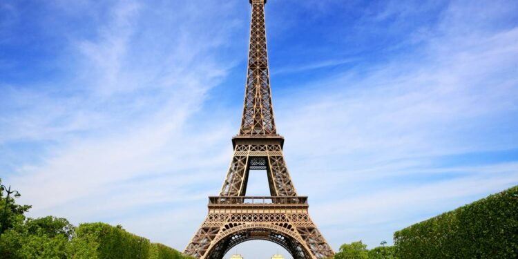 Por que a Torre Eiffel fica alguns centímetros mais alta no verão?