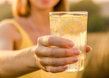 Água com limão todos os dias: veja os benefícios, segundo nutricionistas